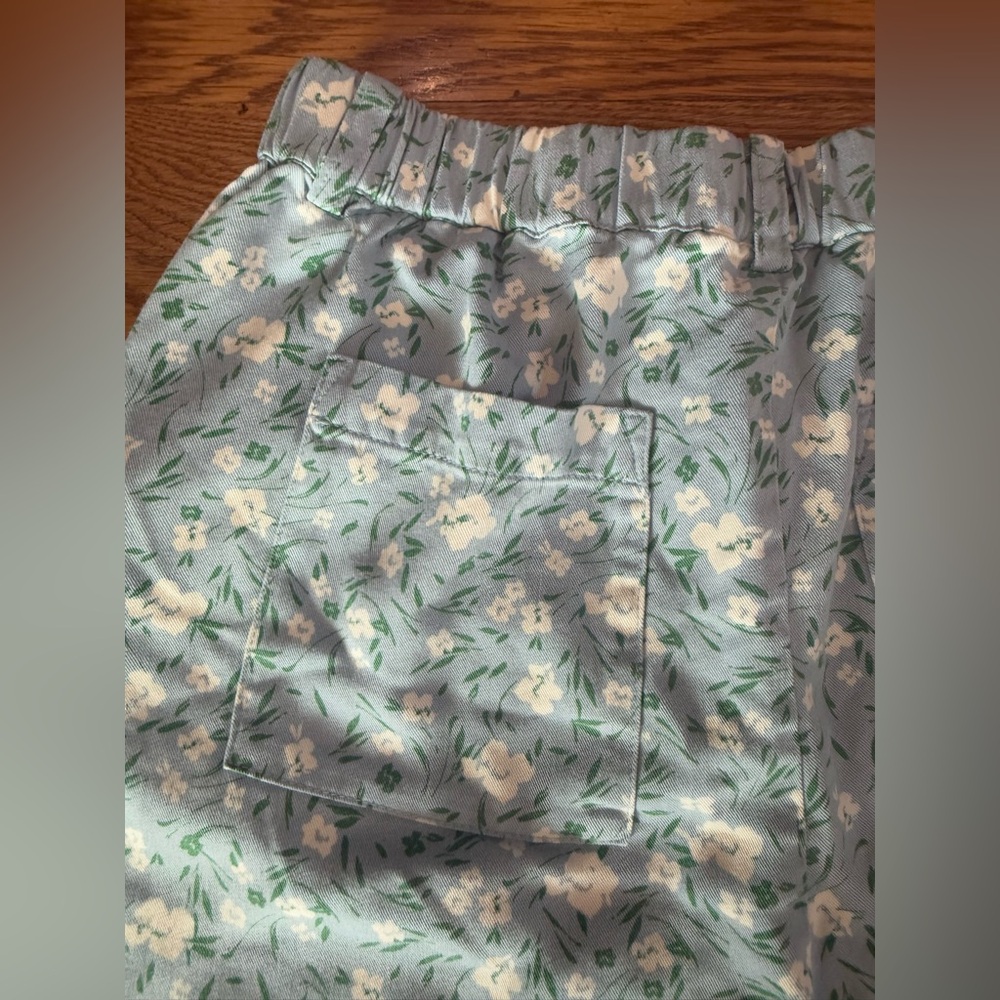 BP, Nordstrom. Floral Print Pleated Shorts in Blue Daisy Spray. Size Small. - Picture 6 of 7